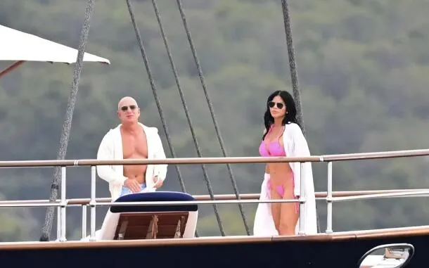 贝佐斯5亿美元豪华游艇出海 桑切斯穿着粉色比基尼抢眼