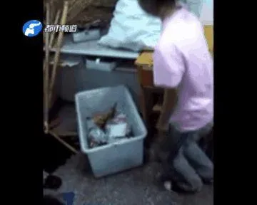河南焦作初中女生被同学踩头逼迫跪地吃垃圾 现场图片
