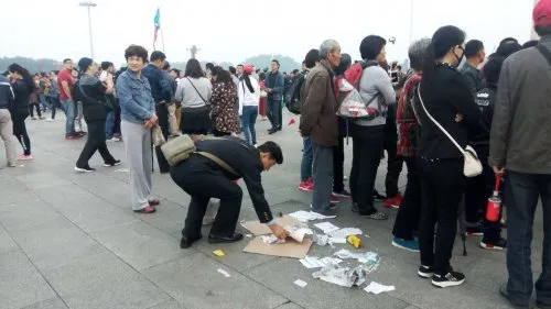 天安门升旗仪式后清洁工清理广场 游客自发捡垃圾