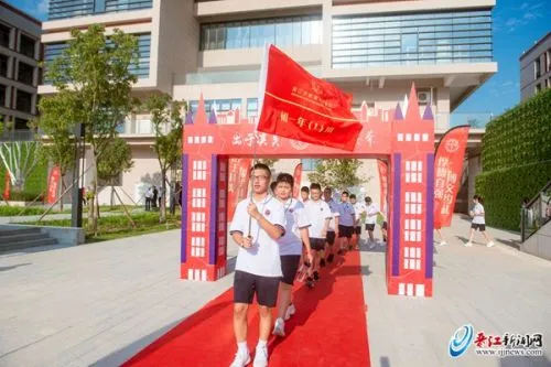 晋江拔萃双语学校正式开学 首批学生种下“十年梦想”