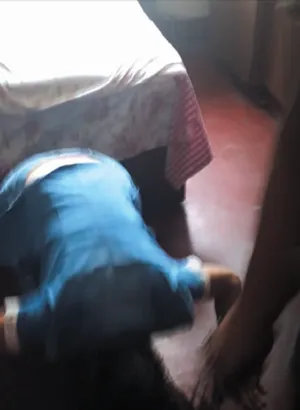 沈阳卖淫女小区作案被抓 边哭边下跪诉苦