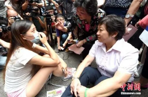 香港一教师怂恿占中 促学生“与港猪父母断绝关系”