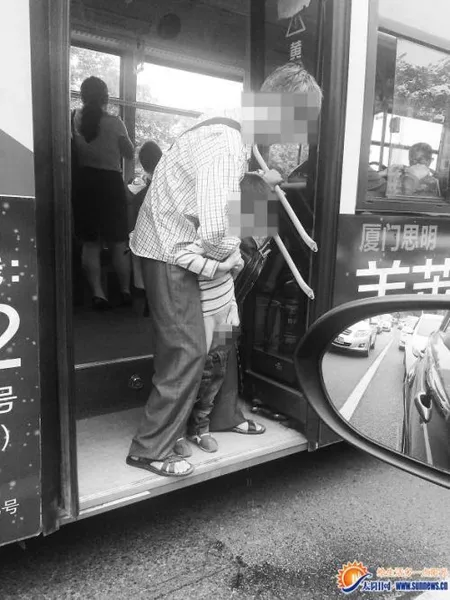 公交车门一开小孩脱裤就尿 小孩公交上撒尿引发热议