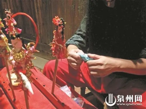 国庆4手艺人西街开展 “玩”妆糕人木偶漆器南箫