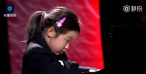 中国钢琴神童陈安可弹钢琴又火了 主持人翻译失去控制权