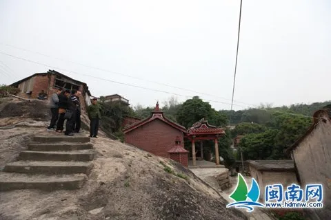 近看才发现，状似“小山包”的是一块巨石