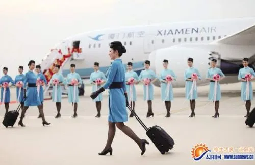 厦航空姐展示新一代空乘制服