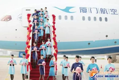 厦航新一代空乘制服正式发布 空姐越变越美丽