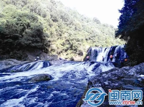 事发瀑布落差有10多米