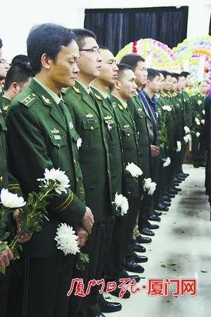 救火英雄纪加强被追认为革命烈士 战友们洒泪送别