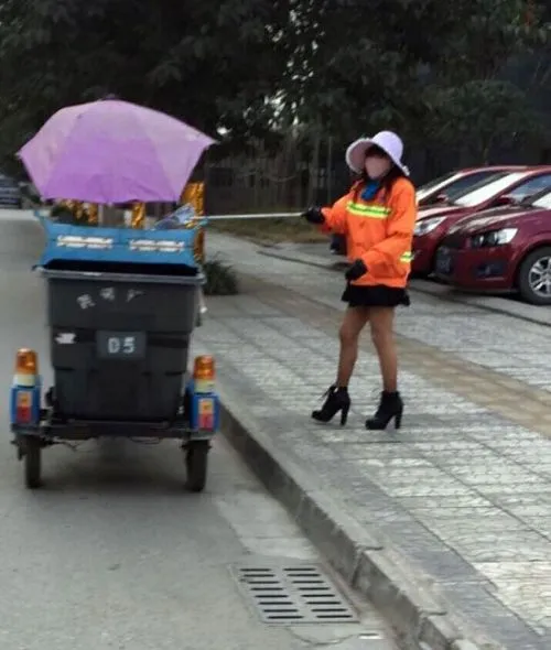 环卫女工穿丝袜高跟鞋打扫街道照片走红 系帮同事代班