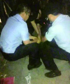 男子持刀砍断摊主手掌后又劫持1人对峙警察(现场图)