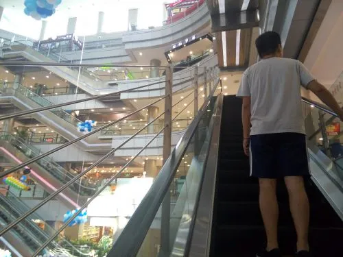 新闻“实验室” ：知道扶梯“急停按钮” 你可别随便就按呀!(图)