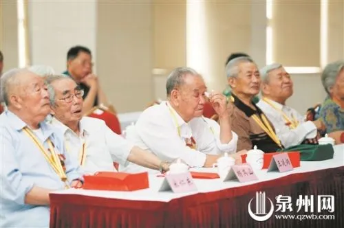 昨日，我市组织11名抗战老兵代表集中收看阅兵式，不少人落下热泪。