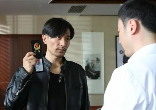 栾浚威饰演警察