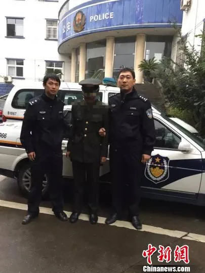 揭秘假军人“赵茂林”行骗术：对象多为女生 手捧鲜花