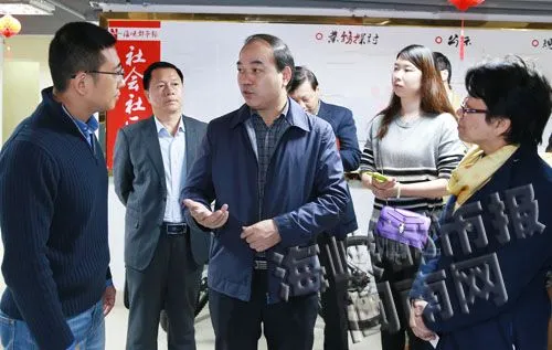 泉州市委宣传部长陈庆宗(中)到本报调研