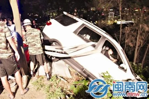 惊险！晋江罗裳山一小车冲出山路卡陡坡 撞到一名行人（图）
