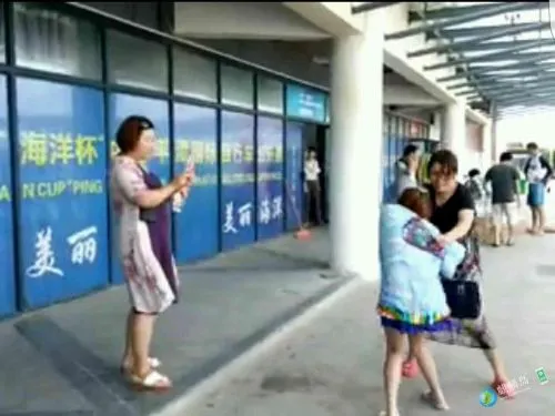 一言不合就扒衣 平潭现抓小三女子当众露点走光（视频）
