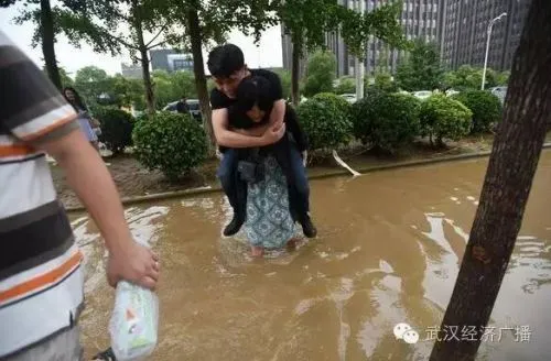 女孩背男友过马路(图) 网友：我可以扛两个男朋友过河
