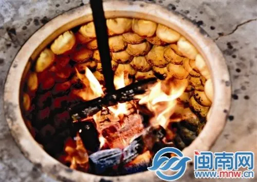 泉州德化烤饼师刘金福：火吻肉饼 瓮中生香(图)