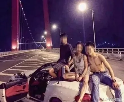 南宁两男一女宝马车顶拍不雅照 淫荡不堪入目(图)