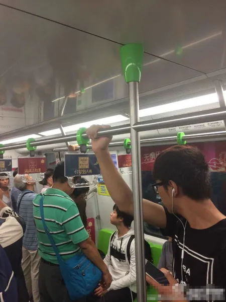 没让座被连骂3站 南京地铁3号线发生揪心一幕