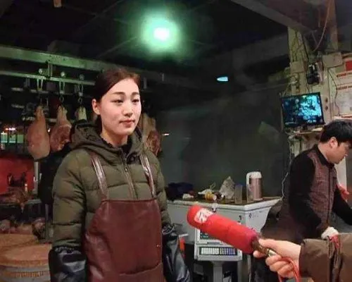 美女摆摊卖猪肉 人称“西施小刀手”