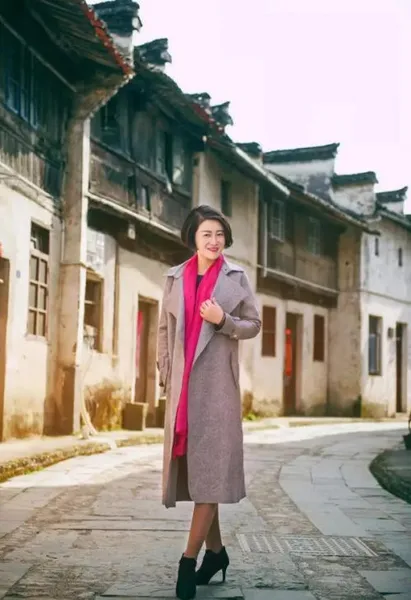 女镇长拍写真走红 安徽胡乐镇镇长杨春丽写真照图片