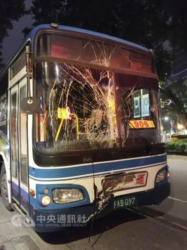  台北2辆公交车追撞  造成车上乘客8女、3男受伤