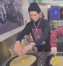 吴亦凡现身国外摊煎饼（图），小心翼翼的样子很可爱