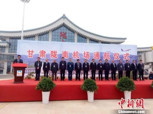 据了解，建成后的陇南成县机场占地面积约2811亩，消防救援等级为6级，飞行区等级为4C，跑道长2800米、宽45米，拥有2条垂直联络滑行道，站坪机位6个(5C1B)，可满足波音737、空客A320及以下机型起降；航站区按满足2025年旅客吞吐量40万人次设计。　闫姣 摄