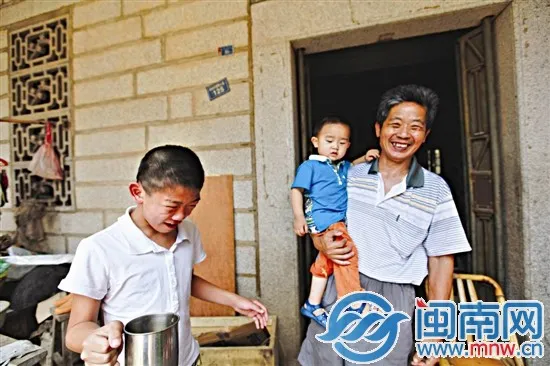老杨的孙子，还不太习惯喝这带着苦味的茶水