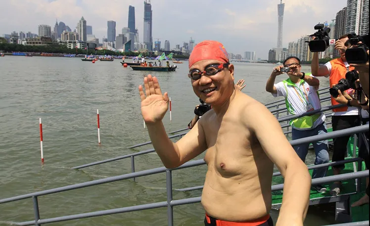 广州市长陈建华率2千人横渡珠江 中途玩水等鲁毅等人